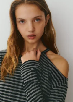 Camiseta cut-out hombro raya tejida*Brownie Hot