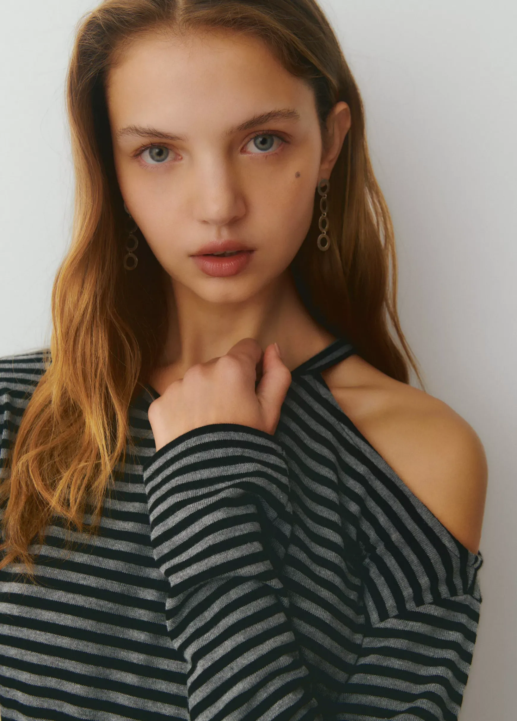 Camiseta cut-out hombro raya tejida*Brownie Hot