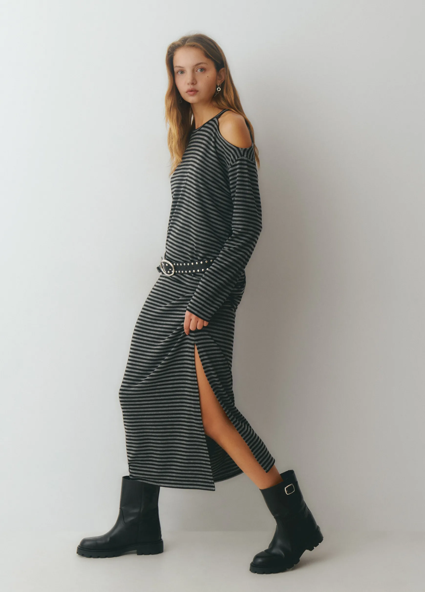 Camiseta cut-out hombro raya tejida*Brownie Hot