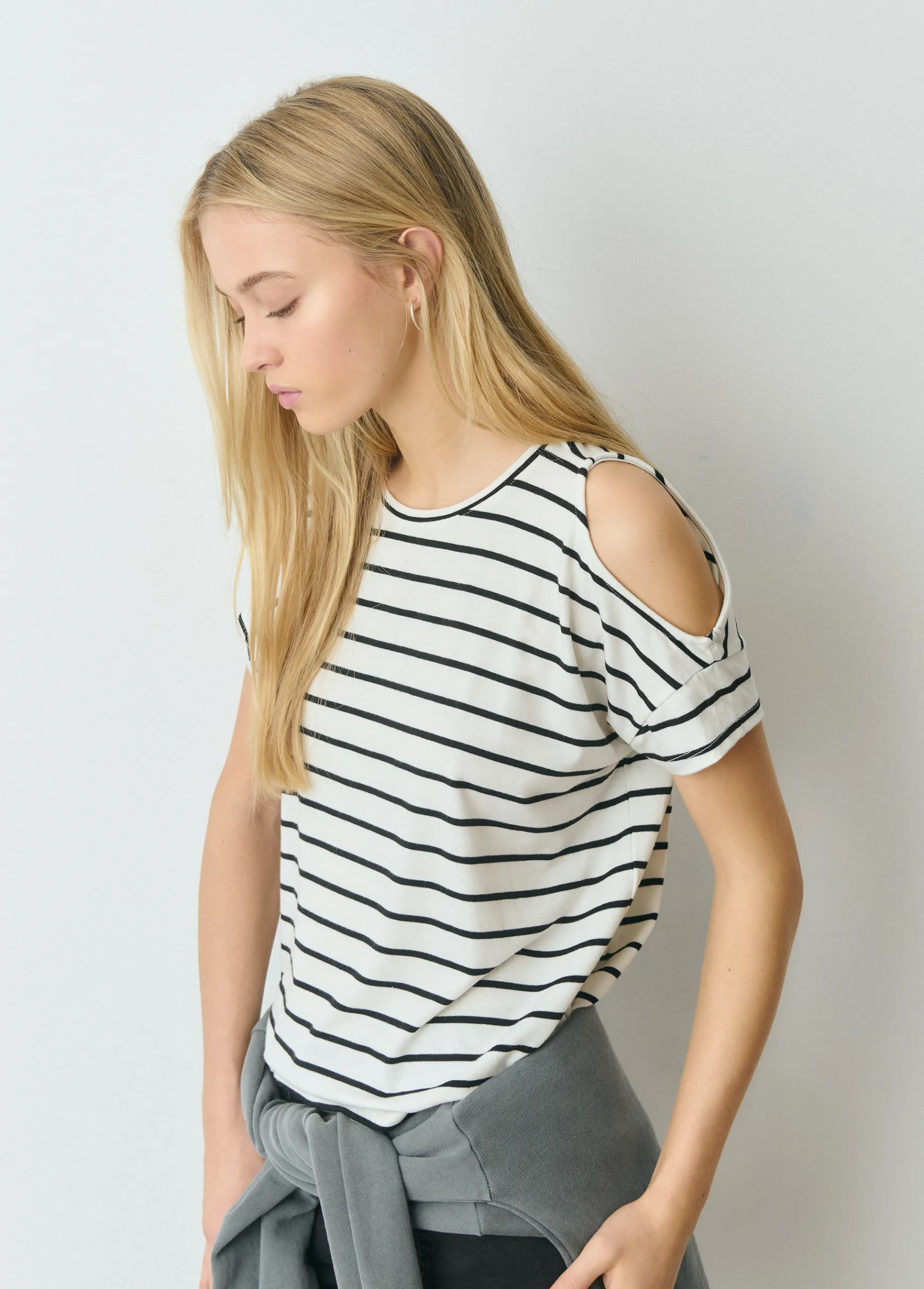 Camiseta raya tejida cut-out hombro*Brownie Outlet