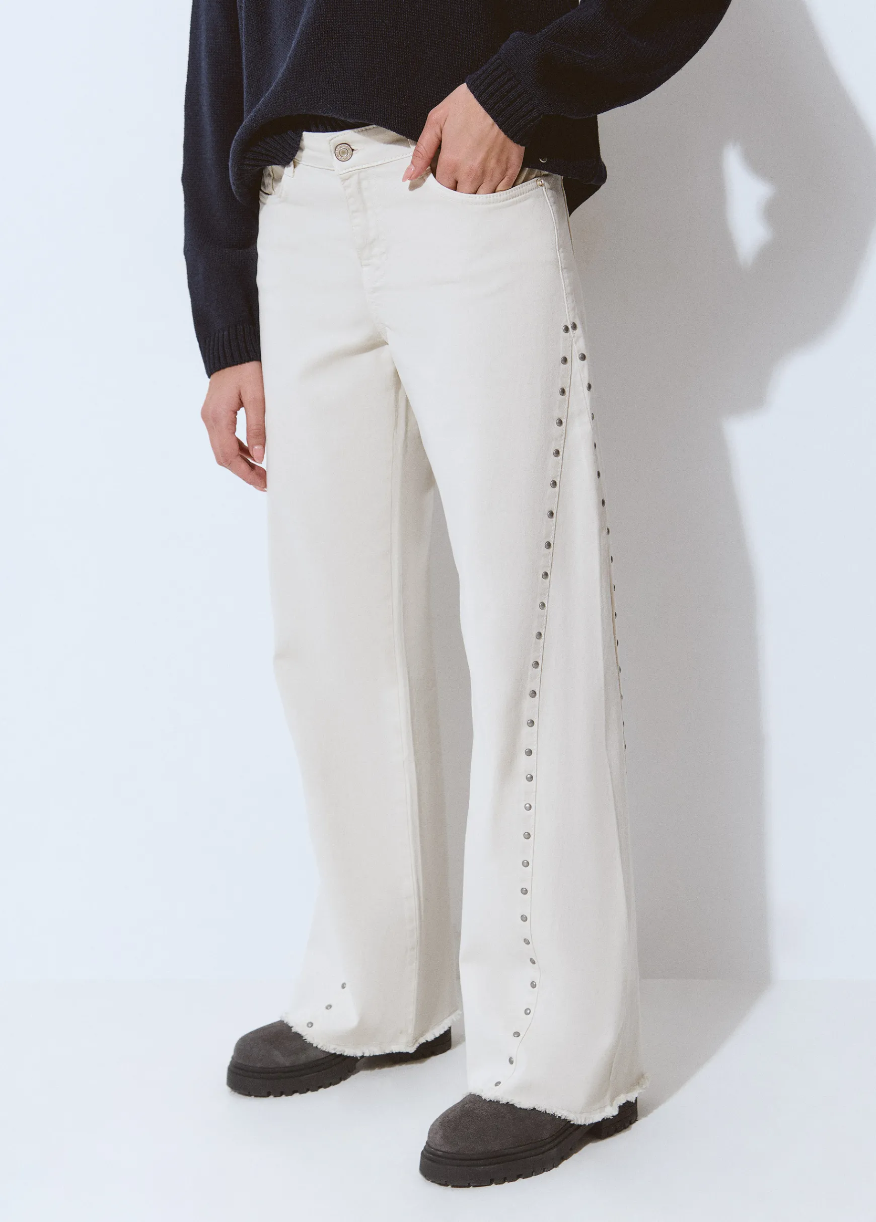 Pantalón corte lateral tachas*Brownie